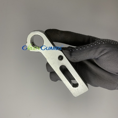 Bagian mesin pemotong rumput Bracket Roller G2000072 Fits Jacobsen Greens King And Eclipse